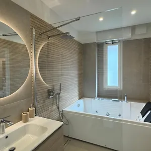 Gasthuis Casa Febo, In Centro Con Parcheggio Privato A 200 Mt Dal Mare, Bordighera